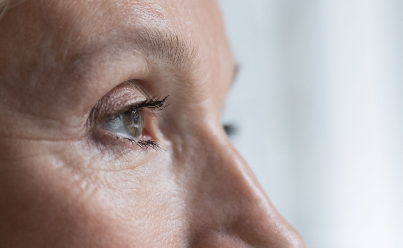 Nahaufnahme des Auges einer älteren Person, das die Symptome der altersbedingten Makuladegeneration (AMD) illustriert, einer häufigen Ursache für Sehverlust bei Senioren.