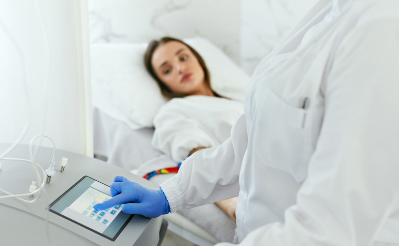 Eine Patientin erhält eine Ozontherapie von einem medizinischen Fachpersonal in einem Behandlungsraum. Die Ozontherapie, eine Form der Komplementärmedizin, wird zur Behandlung verschiedener Krankheiten eingesetzt und sollte nur von qualifiziertem Personal durchgeführt werden.