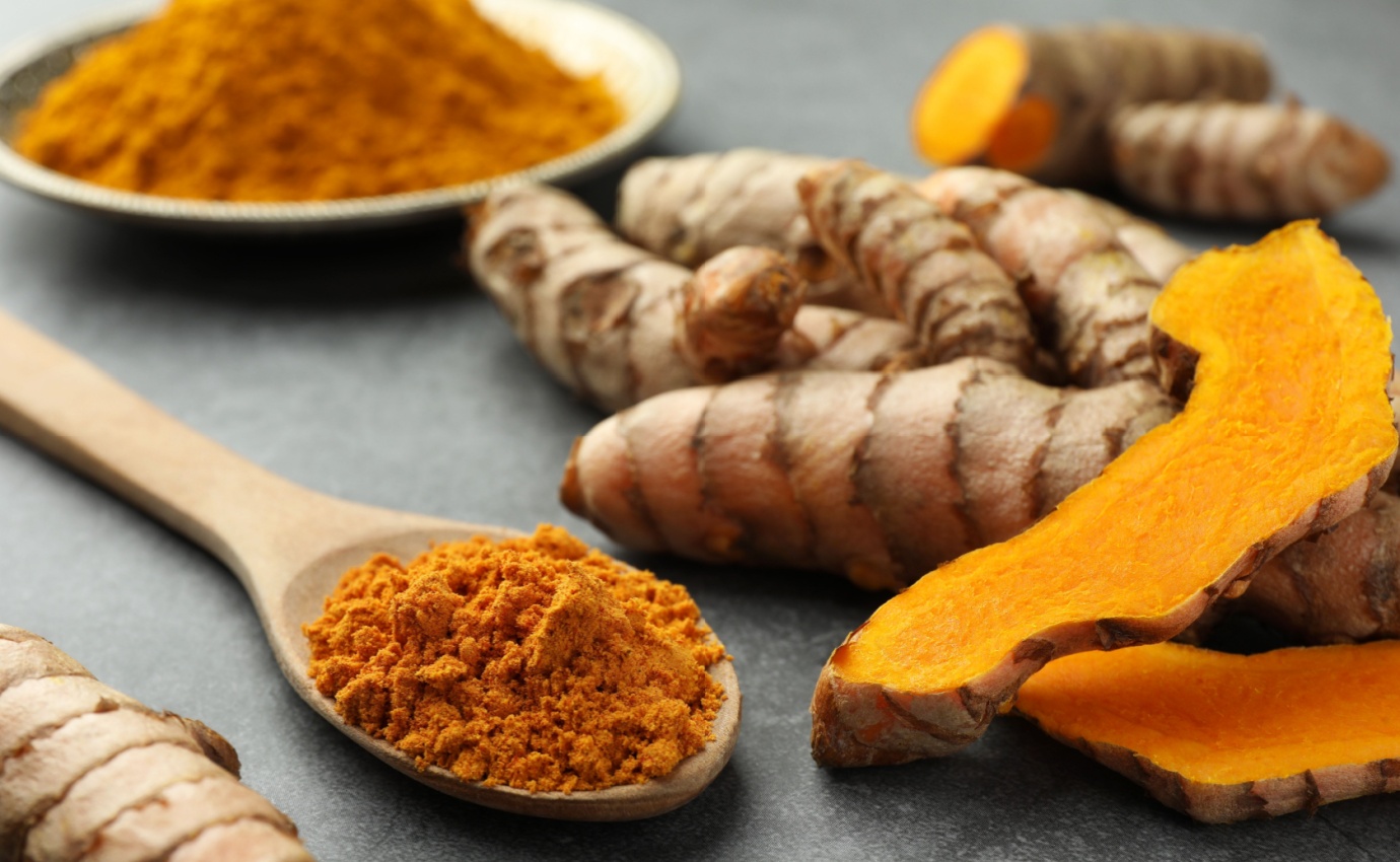 Frische Kurkumawurzel und gemahlenes Kurkumapulver – wichtige Bestandteile der traditionellen Heilmedizin. Kurkuma ist bekannt für seine entzündungshemmenden und antioxidativen Eigenschaften, dank des Wirkstoffs Curcumin. Dieses Bild verdeutlicht die vielseitige Anwendung von Kurkuma als Gewürz und Naturheilmittel.