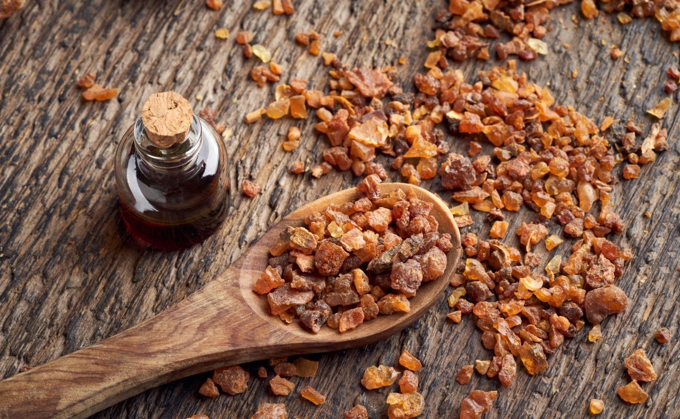 Myrrhe-Harz und ätherisches Öl auf Holzuntergrund – antikes Heilmittel mit moderner Bedeutung für die Komplementärmedizin.