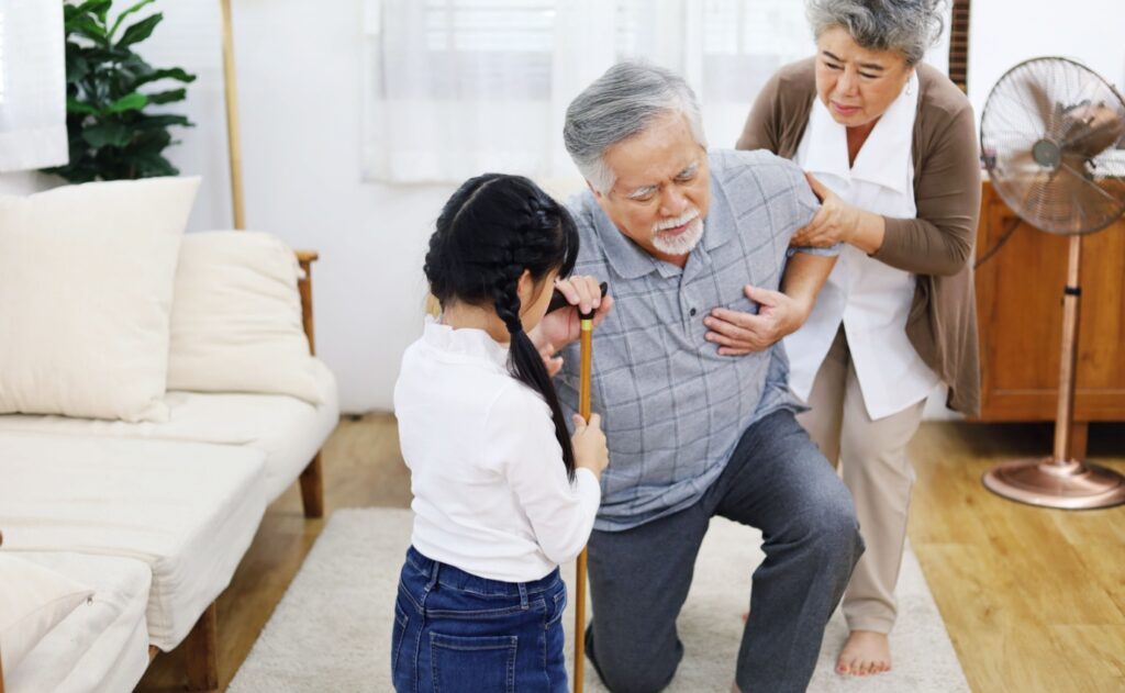Älterer Mann mit Herzinsuffizienz, der von Familienmitgliedern gestützt wird. Das Bild illustriert die Auswirkungen von Herzproblemen, die im Artikel über die Wirkung von Qiliqiangxin, einem traditionellen chinesischen Kräutermittel, bei der Behandlung von Herzinsuffizienz behandelt werden.