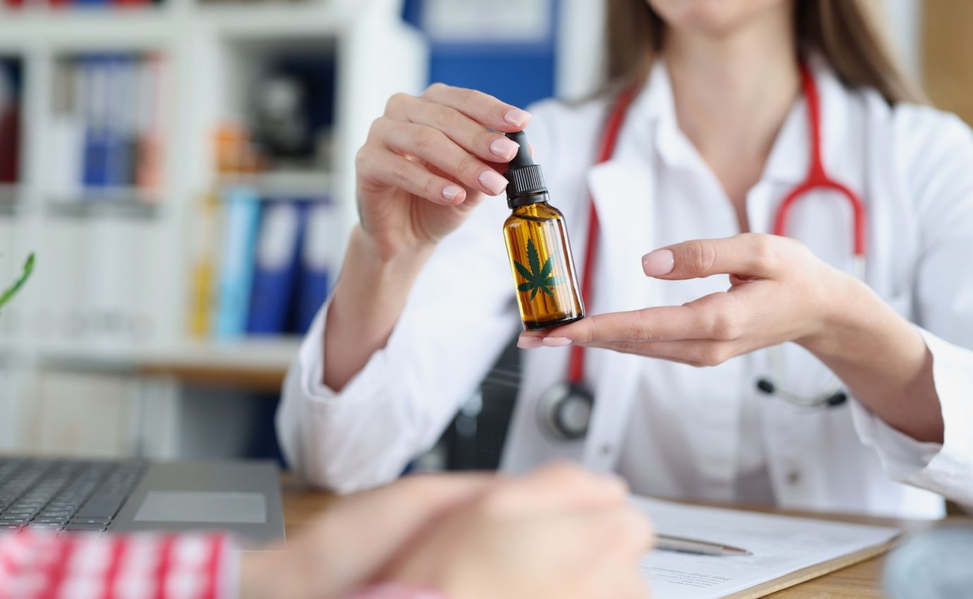 Eine Ärztin zeigt eine Flasche medizinisches Cannabisöl – ein Hoffnungsträger in der modernen Schmerztherapie und bei neurologischen Erkrankungen.