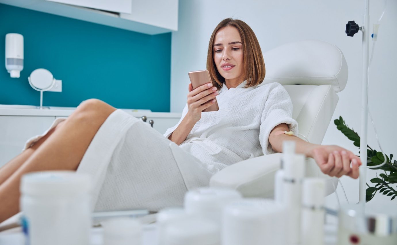 Frau erhält NAD⁺-Infusion in moderner Praxis; Symbolbild für Anti-Aging-Trend und Zellverjüngung durch Drip-Therapie