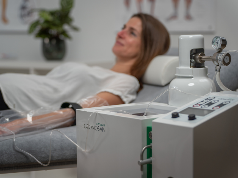 Patientin bei Ozontherapie mit OZONOSAN alphaplus von Hänsler Medical in medizinischer Praxisumgebung.