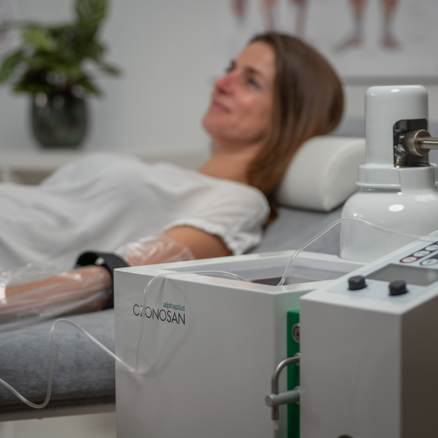 Anwendung des OZONOSAN alphaplus von Hänsler Medical zur Ozontherapie bei einer Patientin in moderner Praxisumgebung.