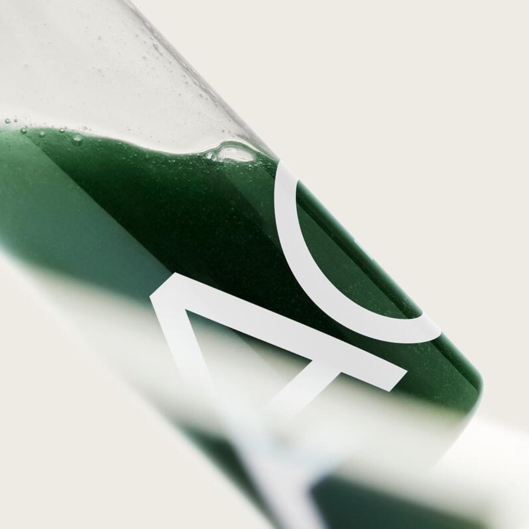 Nahaufnahme eines AG1-Drinks in der Flasche – grünes Superfood mit über 70 Nährstoffen