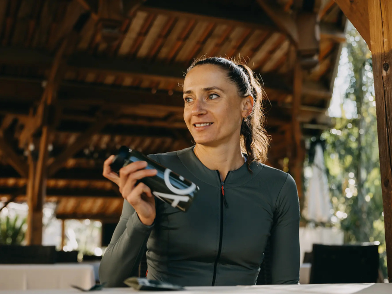 Laura Philipp mit AG1-Shaker – Ironman-Weltmeisterin nutzt das grüne Nahrungsergänzungsmittel im Trainingsalltag