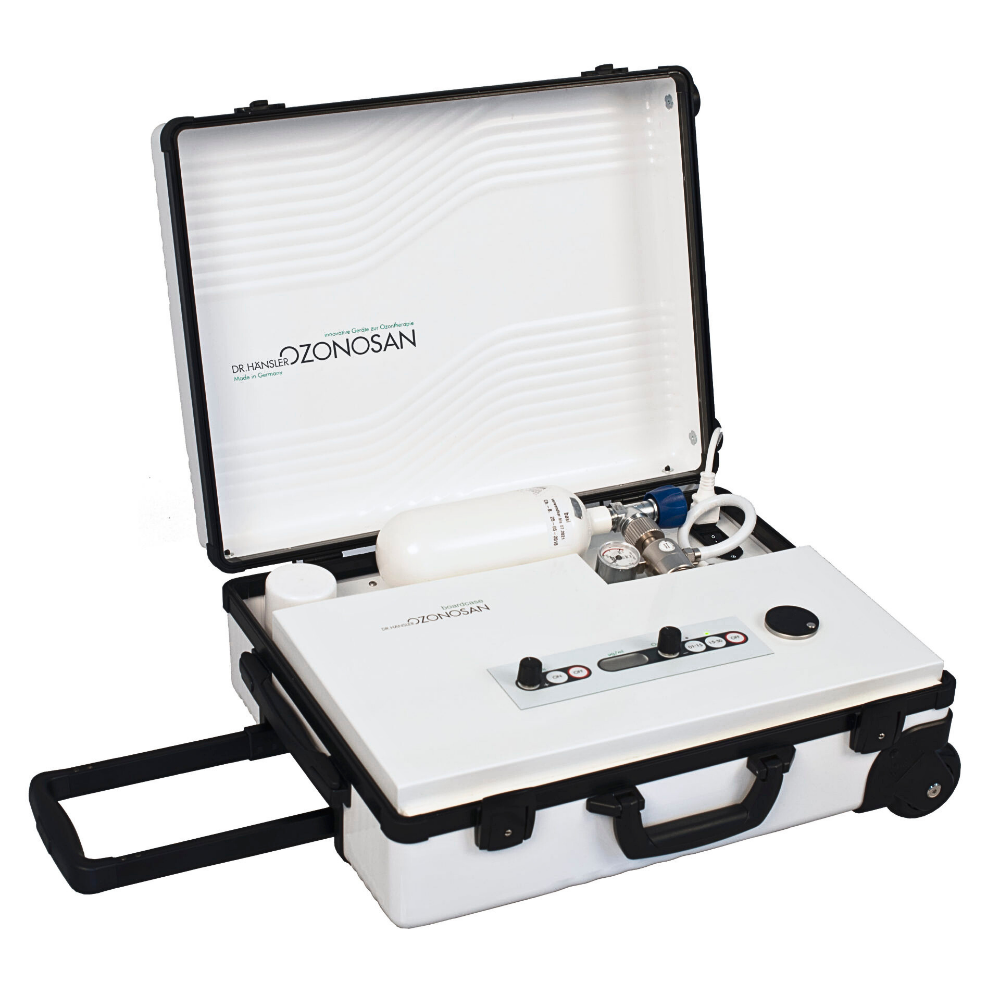 Mobiler medizinischer Ozongenerator OZONOSAN boardcase im geöffneten Transportkoffer – ideal für flexible Ozontherapie bei Hausbesuchen und im Notfalleinsatz.