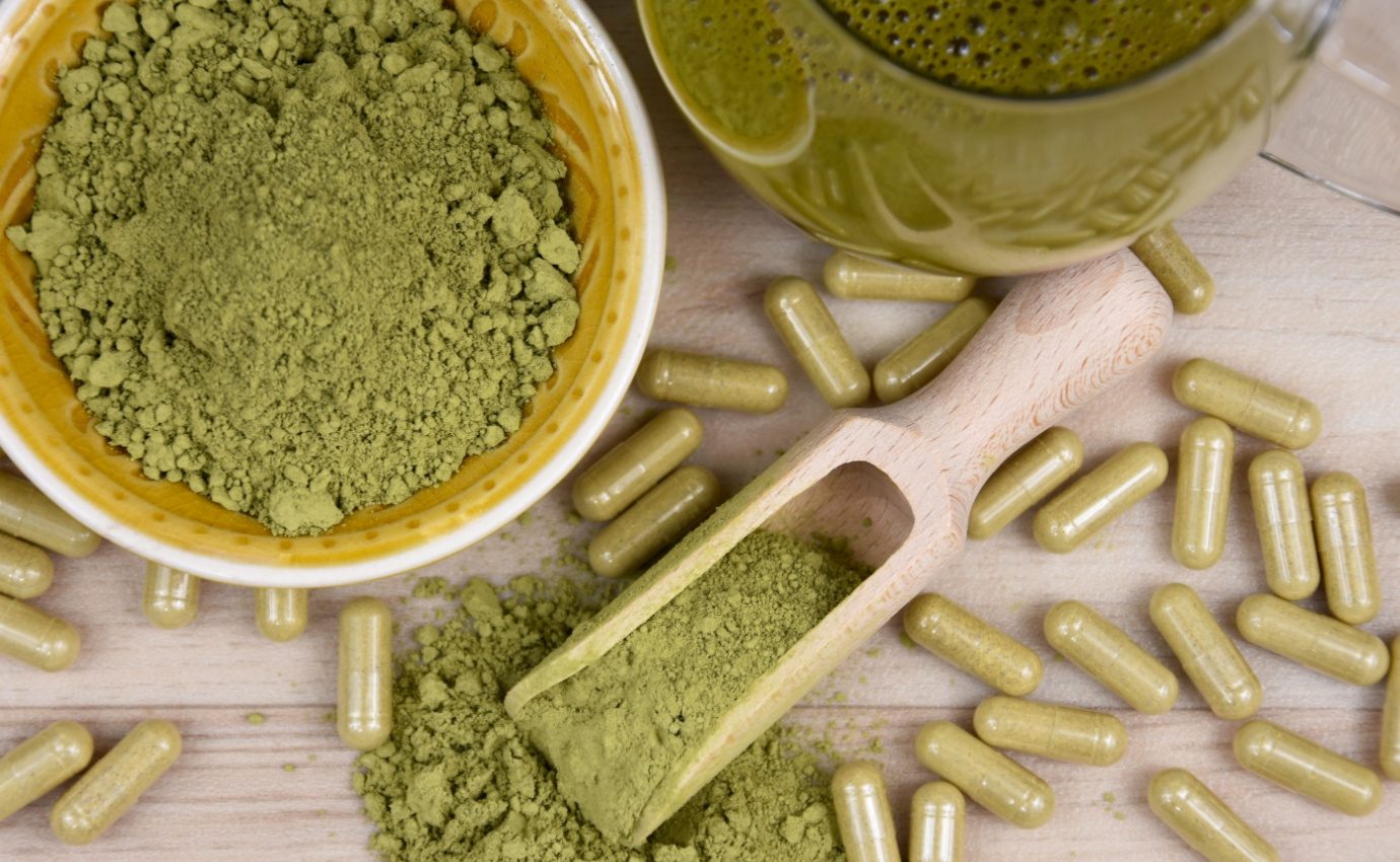 Kratom als Pulver und Kapseln: Nicht zugelassenes pflanzliches Produkt mit potenziellen Gesundheitsrisiken