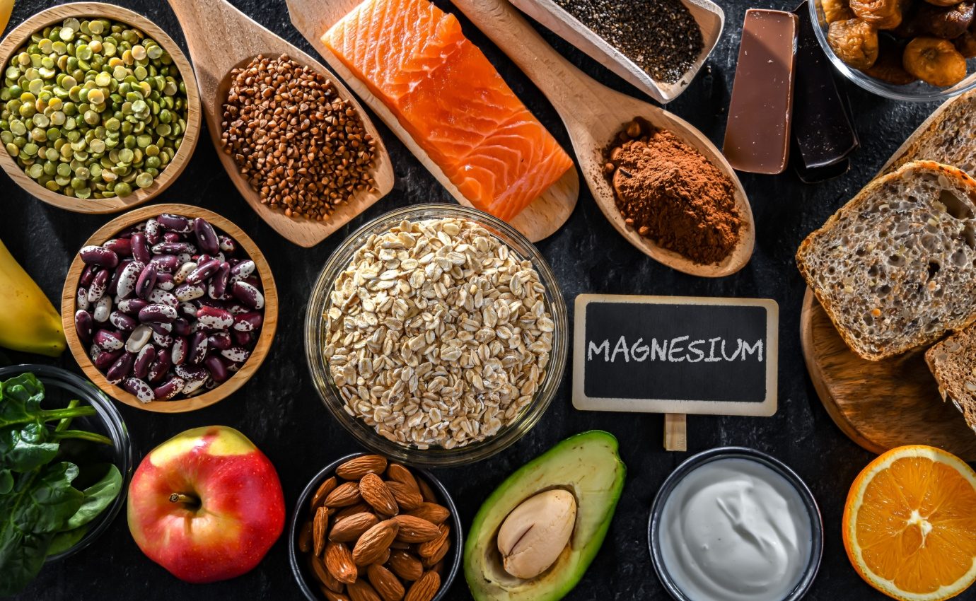 Natürliche Magnesiumquellen wie Haferflocken, Avocado, Lachs und Nüsse – wichtige Bausteine für Energie, Psyche, Muskeln und Herzgesundheit laut aktueller Studien.