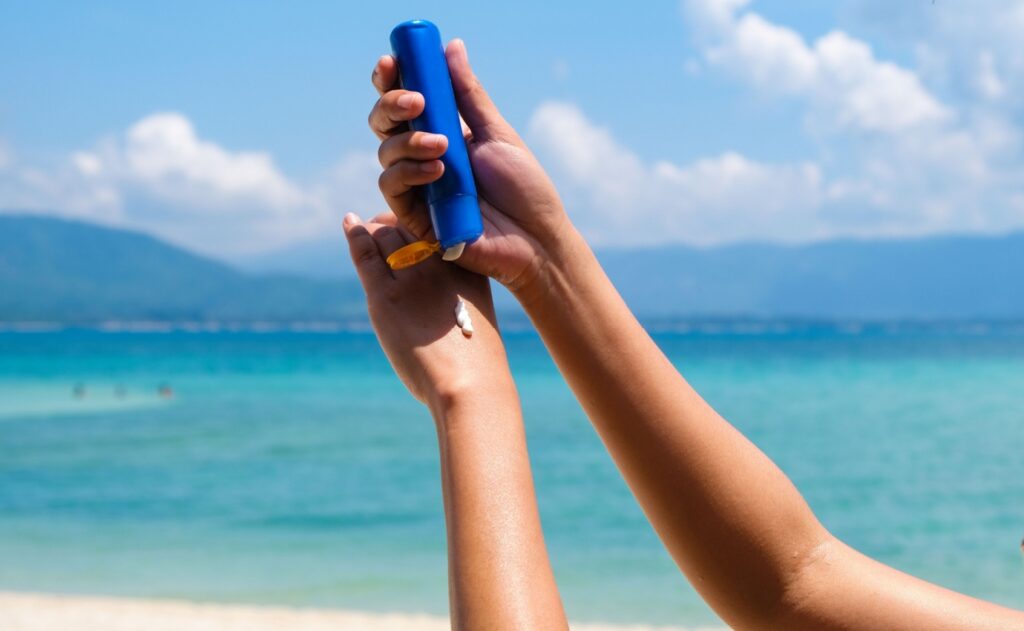 Sonnenschutz am Strand: Studie zeigt DNA-Schäden nach Urlaub und begrenzte Wirkung von Biofeedback gegen Hautkrebsrisiko
