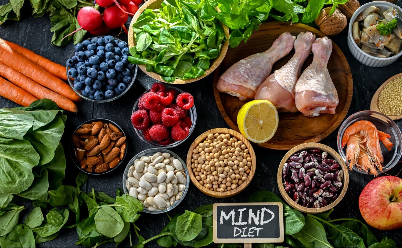 MIND-Diät Lebensmittel: frisches Blattgemüse, Beeren, Nüsse, Hülsenfrüchte, Fisch und Geflügel als gesunde Ernährung fürs Gehirn zur Vorbeugung von Demenz.