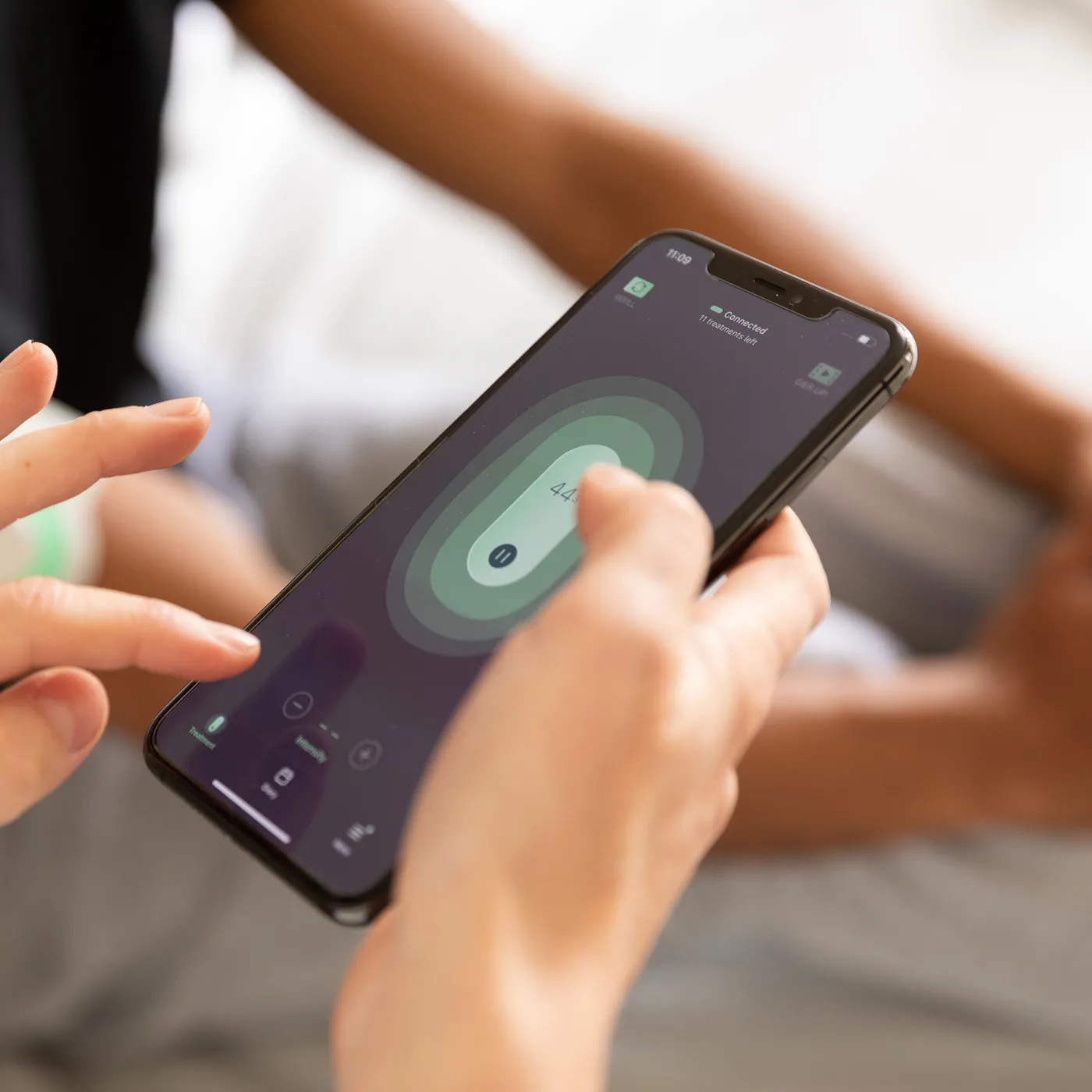 Smartphone-App steuert das Nerivio-Migränearmband per Neuromodulation – digitale, nicht-medikamentöse Migränetherapie.