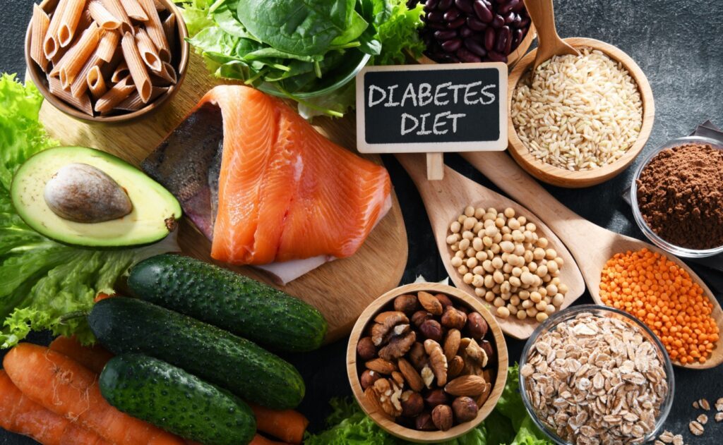 Gesunde Ernährung gegen Typ-2-Diabetes: Vollkornprodukte, Fisch, Nüsse, Hülsenfrüchte und frisches Gemüse fördern eine stabile Blutzuckerregulation.